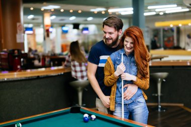 Çift havuzu oynayarak zaman harcama