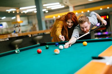 Bilardo oynayan Çift