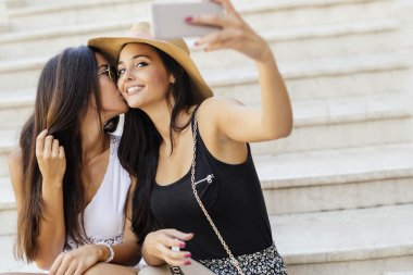 İyi arkadaş kendilerini bir selfie alarak