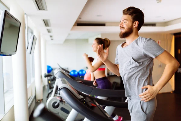 Gente corriendo en caminadoras en el gimnasio —  Fotos de Stock