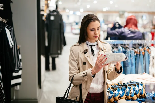 Mujer comprando calzado — Foto de Stock