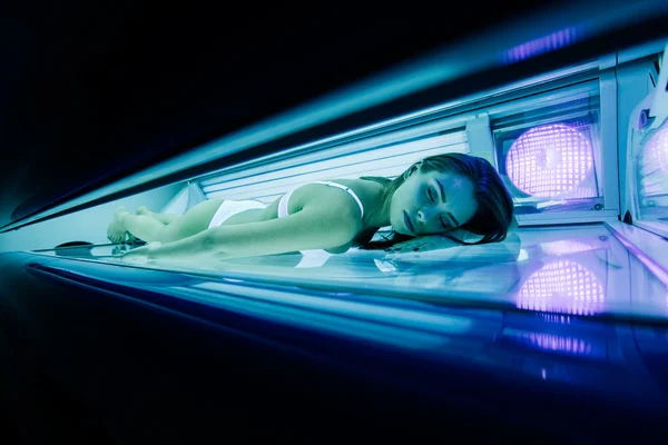 Vacker kvinna ligga i solarium — Stockfoto