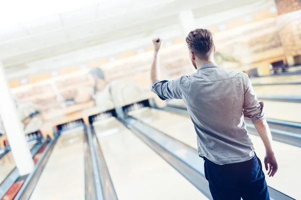Man in bowlingclub — Stockfoto