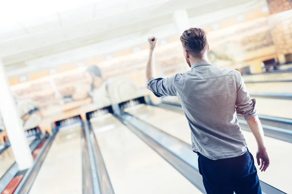 Uomo nel bowling club — Foto Stock