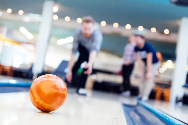 Amis s'amuser tout en bowling — Photo
