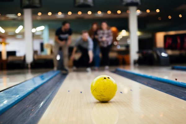 Amis s'amuser tout en bowling — Photo