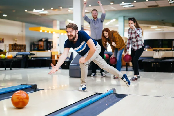 Friends enjoying bowling at club — Stock Photo, Image