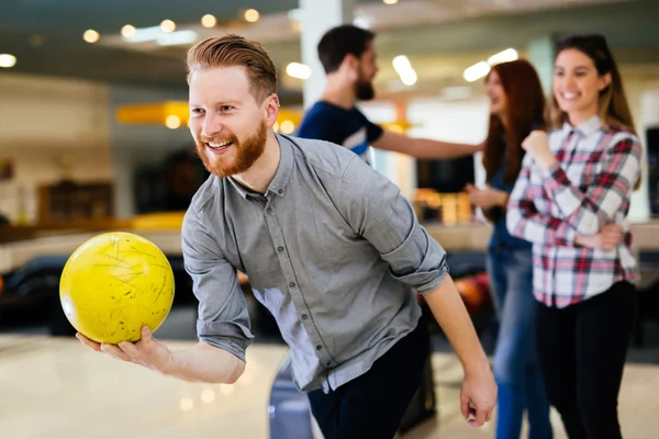 Kulüpte bowling arkadaşlar — Stok fotoğraf