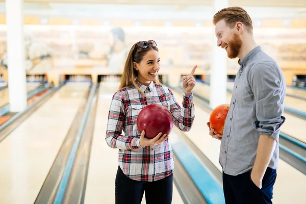 Paar genießt gemeinsames Bowling — Stockfoto