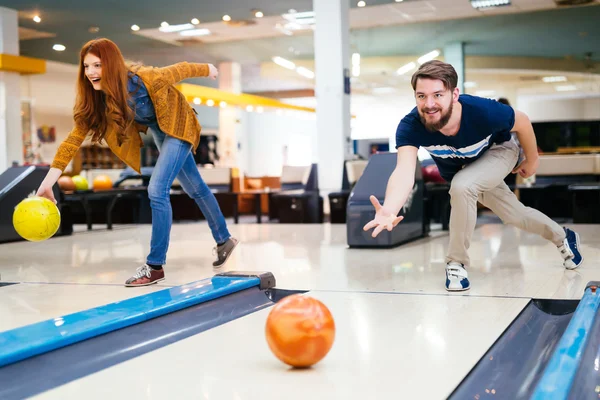 Amigos de bolos en el club —  Fotos de Stock