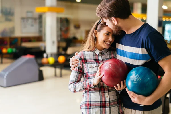 Gyönyörű pár randi és bowling — Stock Fotó