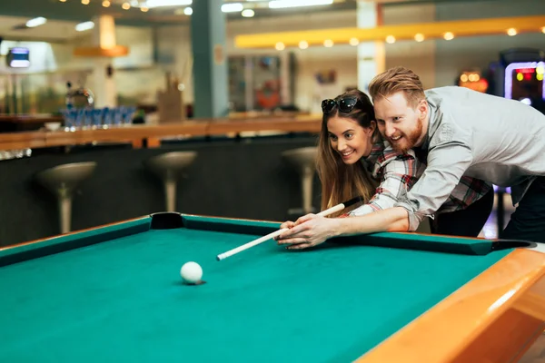 Pareja coqueteando mientras juega al billar —  Fotos de Stock