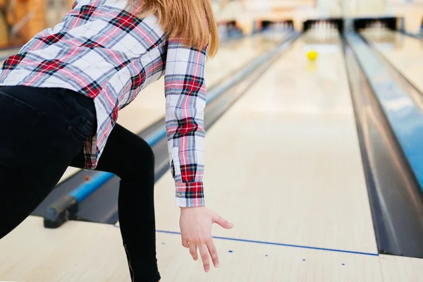 Frau wirft Bowlingball — Stockfoto