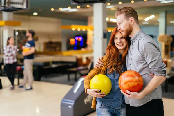 Casal bonito namoro e boliche — Fotografia de Stock