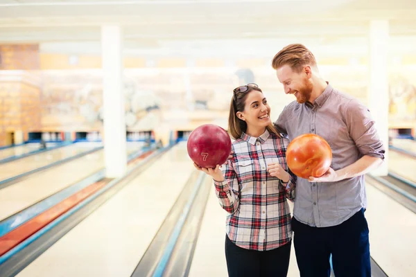 Pár élvezi a bowling együtt — Stock Fotó