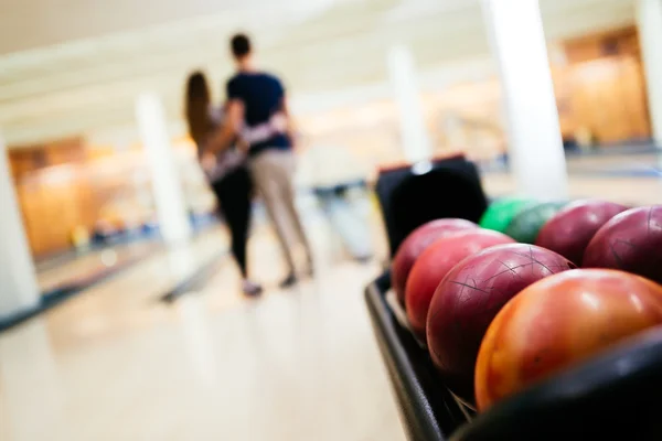 Çift birlikte bowling keyfini çıkarın — Stok fotoğraf