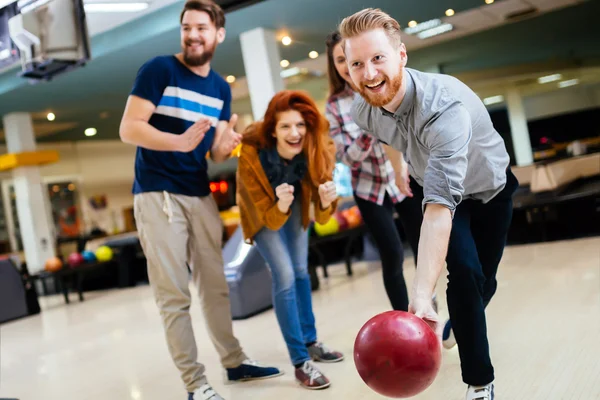 Freunde kegeln und gemeinsam Momente genießen — Stockfoto