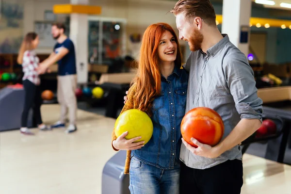 Nádherný pár datování a bowling — Stock fotografie