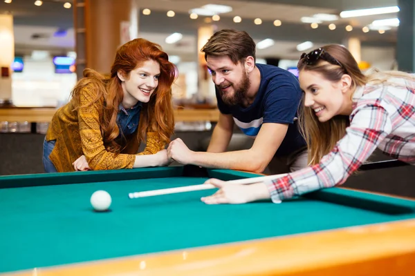 Amigos gostando de jogar snooker — Fotografia de Stock