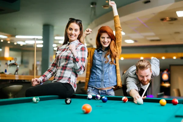 Gelukkig vrienden genieten van pool spelen — Stockfoto