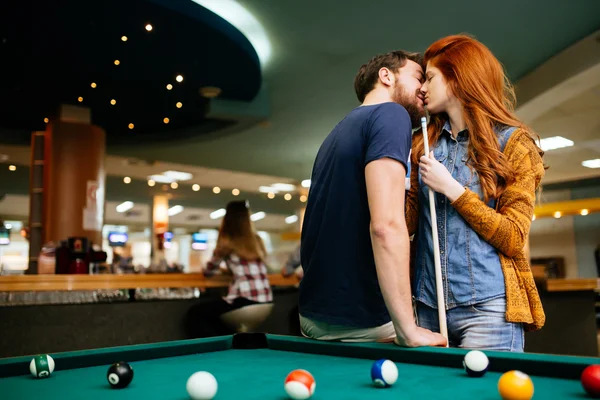 Casal beijando em um encontro — Fotografia de Stock