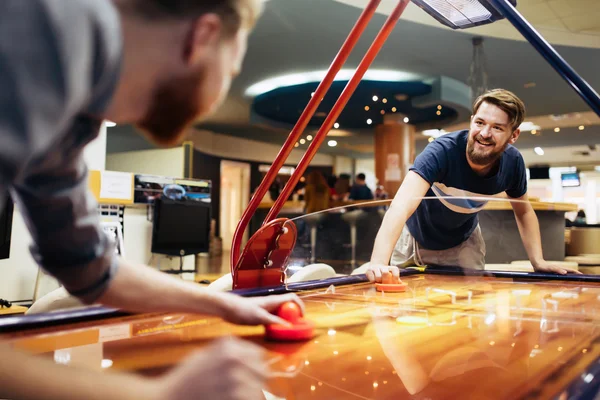 Air hockey é divertido, mesmo para adultos — Fotografia de Stock