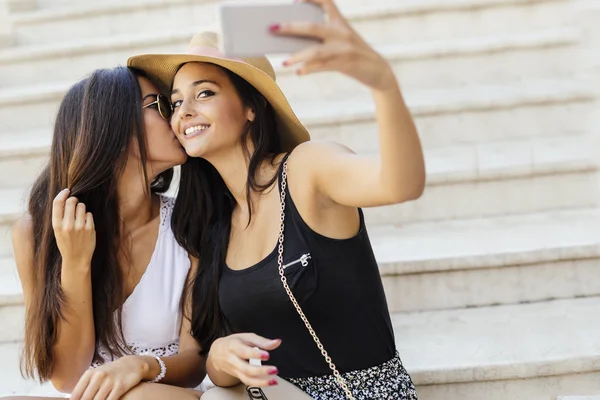 Bons amigos tirando uma selfie de si mesmos — Fotografia de Stock
