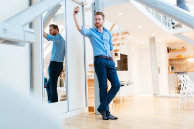 Yeni dairende bir selfie alarak iş adamı