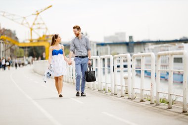 Mutlu çift nehir üzerinde yürüme 