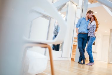 İhtişamlı tasarlanmış dairede güzel Çift