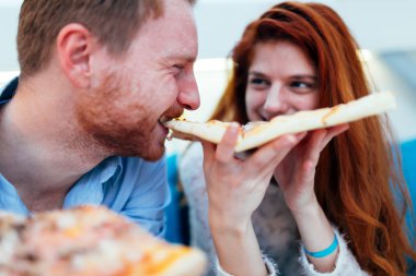 Çift pizza paylaşımı ve yeme