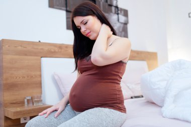 Sırt ağrıları olan hamile kadın