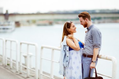 Çiftler birlikte eğleniyor. 