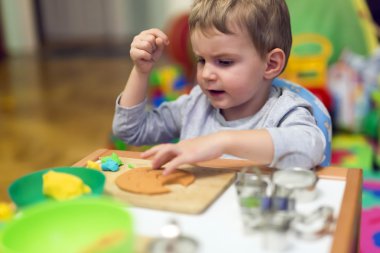 Onun atölyesinde Crative çocuk