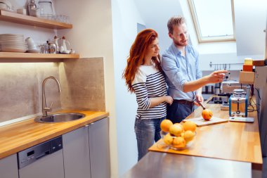 Mutlu çift organik meyve suyu yapım