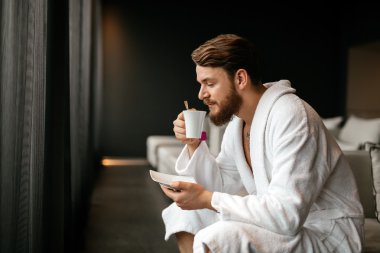 Yakışıklı adam rahatlatıcı çay içme