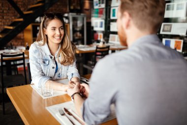 Lokantada çıkan çiftin