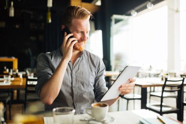 Meşgul blogger multitasking Cafe 