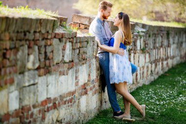 Güzel çift parkta sarılma