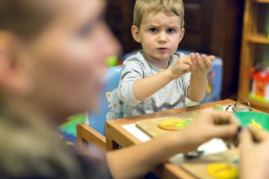 Kil ile çalışan bir küçük çocuk