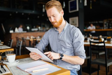 Elinde tablet tutan bir iş adamı