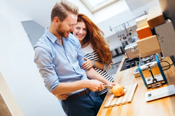 Ehepaar stellt frischen Bio-Saft her — Stockfoto