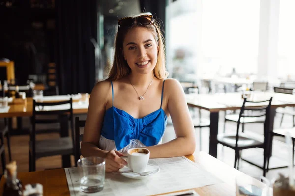 Kvinna som dricker kaffe i restaurangen — Stockfoto