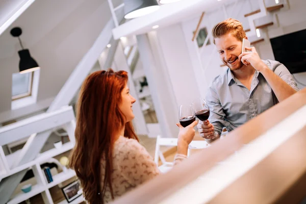 Homme parlant au téléphone tout sortir ensemble femme — Photo