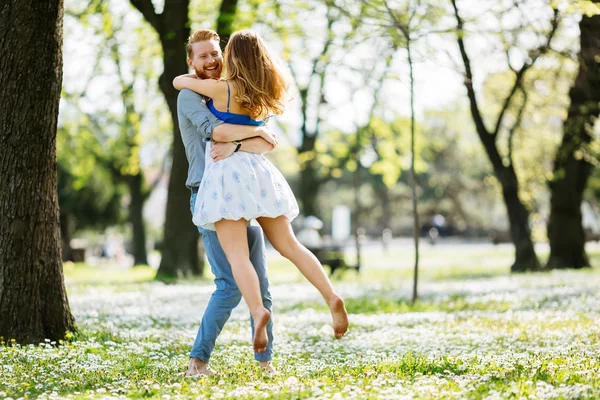 Pareja divirtiéndose en el parque —  Fotos de Stock