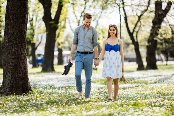 Vackra par i park med en promenad — Stockfoto