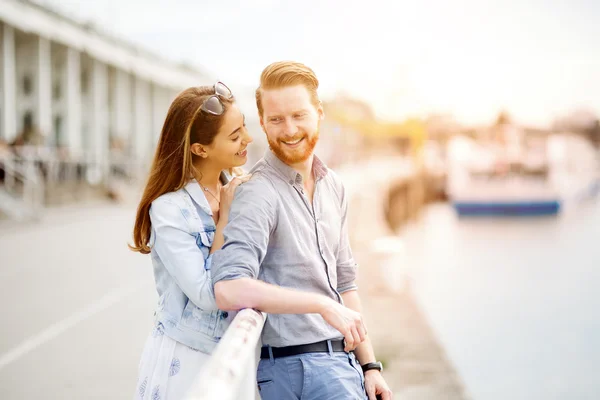 Liebespaar flirtet — Stockfoto