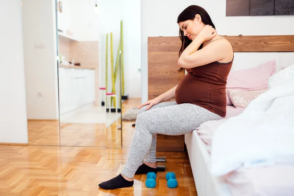 Sırt ağrıları olan hamile kadın — Stok fotoğraf
