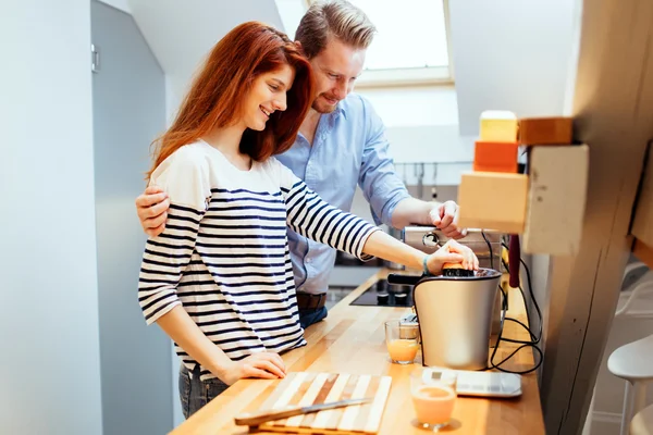 Atractiva pareja en la cocina —  Fotos de Stock