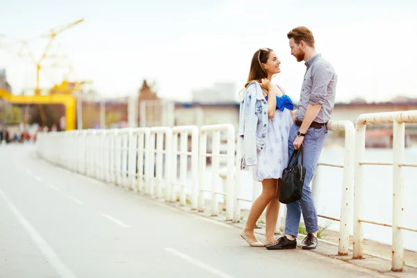 Glückliches Paar, das am Ufer des Flusses spaziert — Stockfoto